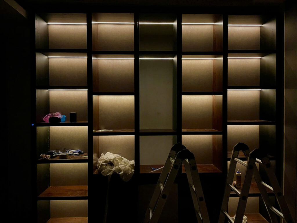 Lắp đèn LED tủ rượu