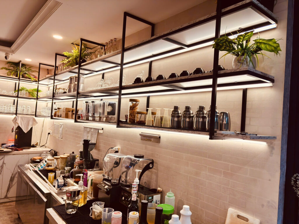 Lắp đèn LED tủ bếp